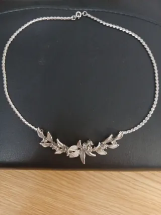 Gargantilla de acero con diseño floral