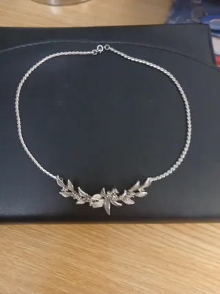 Gargantilla de acero con diseño floral