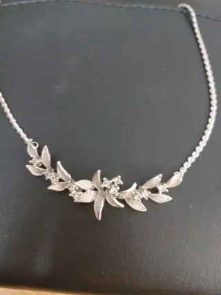 Gargantilla de acero con diseño floral