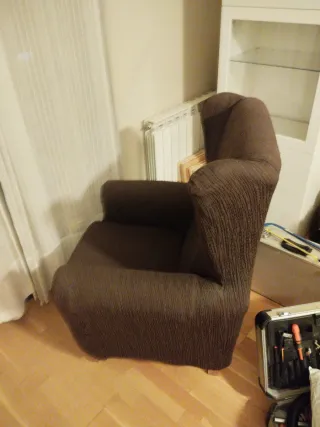 Sofá orejero marrón tela