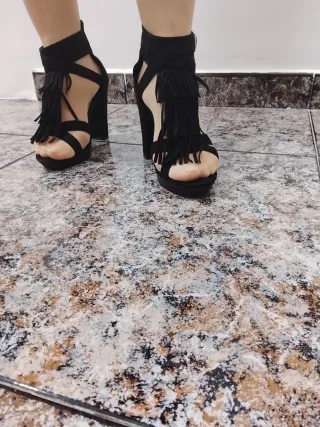 Zapatos de tacón negros con flecos