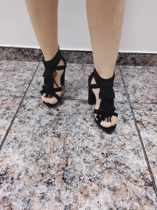 Zapatos de tacón negros con flecos