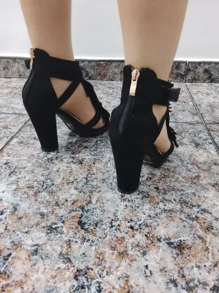 Zapatos de tacón negros con flecos