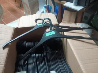 Perchas de plástico negras 44 cm