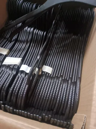 Perchas de plástico negras 44 cm