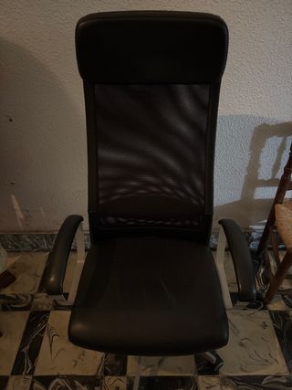 Silla de oficina ergonómica negra