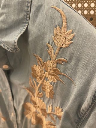 Camisa Zara bordada azul y dorada