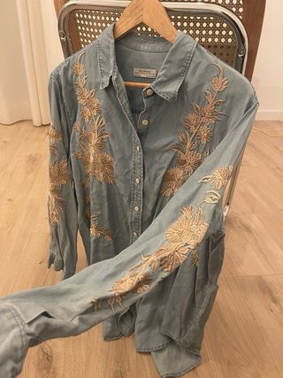 Camisa Zara bordada azul y dorada