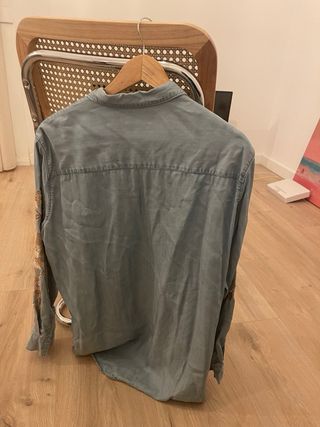 Camisa Zara bordada azul y dorada