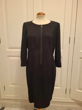 Vestido negro con cremallera y estampado