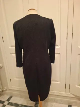 Vestido negro con cremallera y estampado