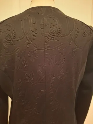 Vestido negro con cremallera y estampado