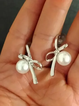 Pendientes lazo plateado, perla blanca