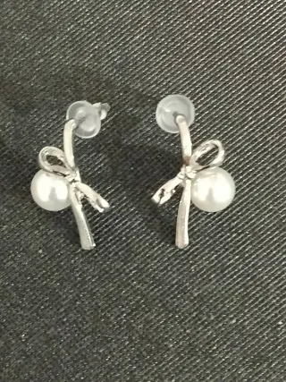 Pendientes lazo plateado, perla blanca
