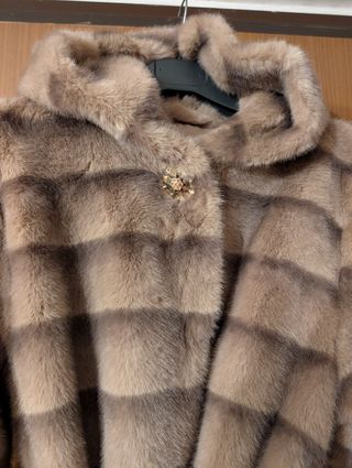 Pelliccia ecologica beige e marrone