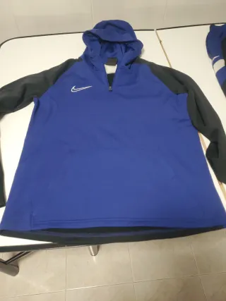 Conjunto deportivo Nike azul y negro
