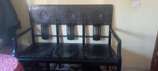 Banco antiguo madera con relieve cuero