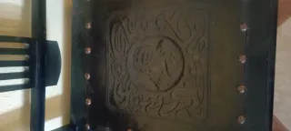 Banco antiguo madera con relieve cuero