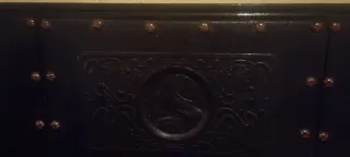 Banco antiguo madera con relieve cuero