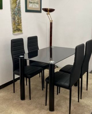 Tavolo da pranzo in vetro nero e metallo