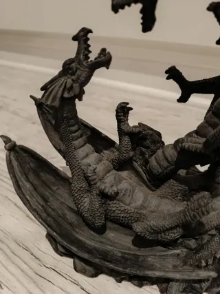 Figura de dos dragones