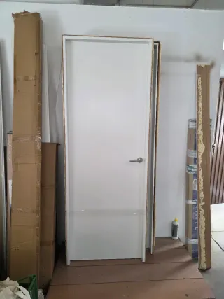 Puerta de paso blanca hay varias ,las que se ven