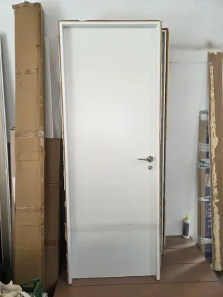 Puerta de paso blanca hay varias ,las que se ven