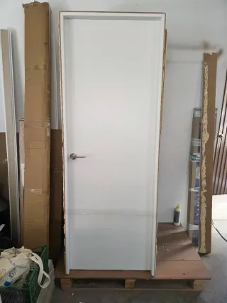 Puerta de paso blanca hay varias ,las que se ven