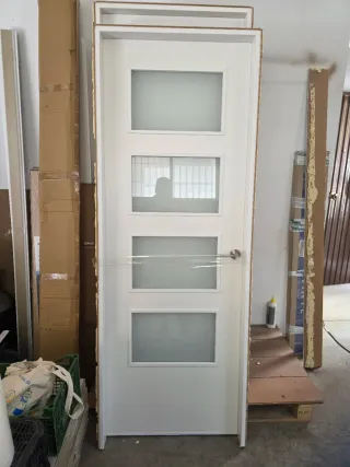 Puerta de paso blanca hay varias ,las que se ven