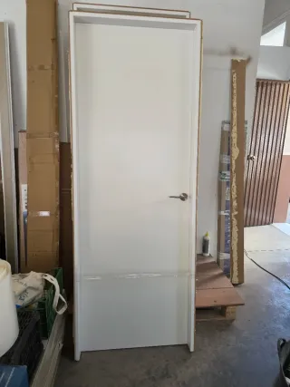 Puerta de paso blanca hay varias ,las que se ven