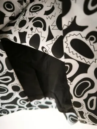 Saia preta e branca com padrão