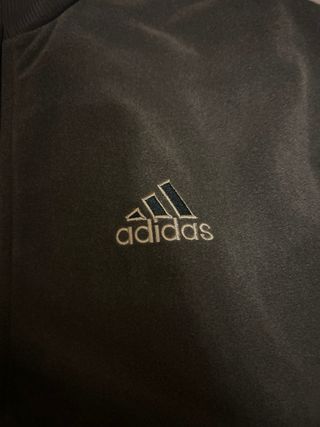 Chaqueta deportiva Adidas gris y negra
