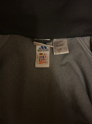 Chaqueta deportiva Adidas gris y negra