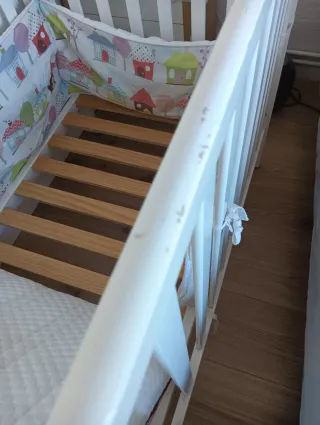 Cuna de bebé blanca con colchón