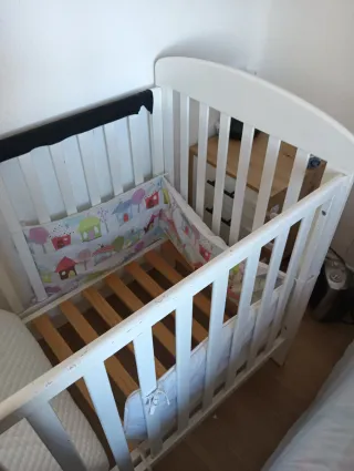 Cuna de bebé blanca con colchón