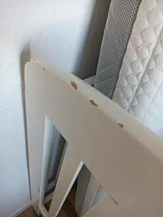 Cuna de bebé blanca con colchón