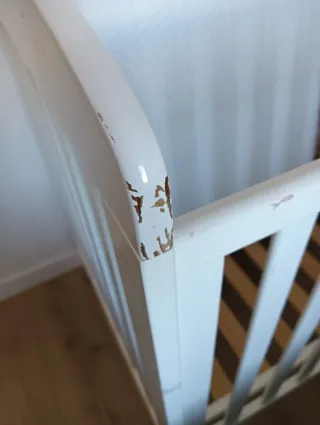 Cuna de bebé blanca con colchón