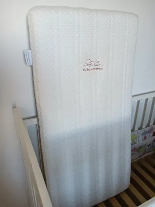 Cuna de bebé blanca con colchón