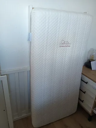 Cuna de bebé blanca con colchón