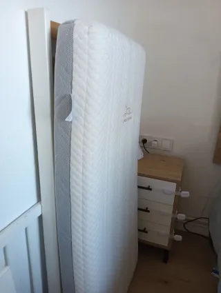 Cuna de bebé blanca con colchón