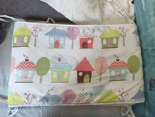 Cuna de bebé blanca con colchón