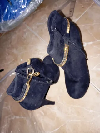 Botines de tacón alto negros con detalles dorados