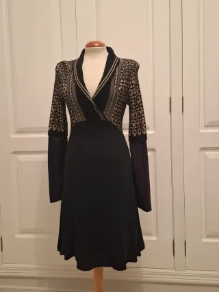 Vestido negro y beige con estampado