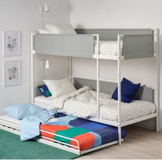 Litera triple IKEA con cama nido