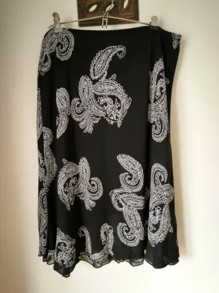 Saia preta com padrão paisley branco tamanho único
