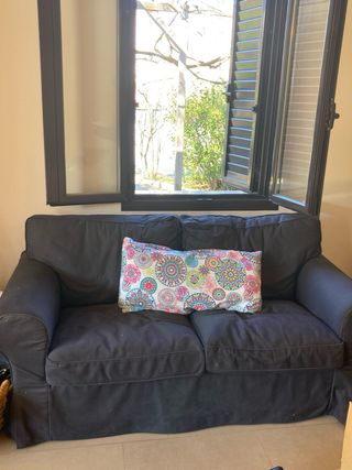 Sofá negro con cojín estampado