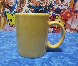 Taza amarilla de cerámica.