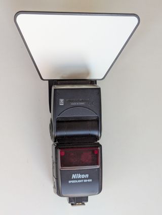 Flash Nikon SB-600 con difusor y cable Nikon SC-17