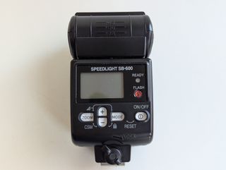 Flash Nikon SB-600 con difusor y cable Nikon SC-17