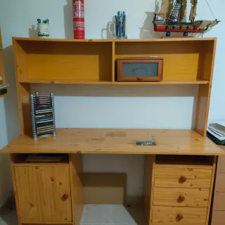 Escritorio de madera con estantería